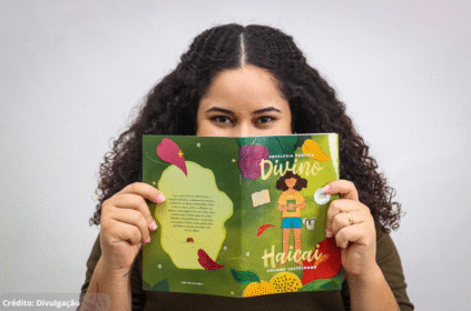 Foto da escritora Poliane Castelhano com seu livro de poemas.