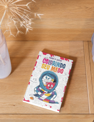 Foto-montagem com a capa do livro Colorindo Seu Medo