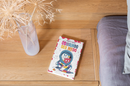Foto-montagem com a capa do livro Colorindo Seu Medo