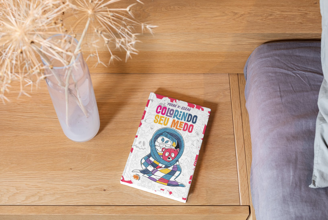 Foto-montagem com a capa do livro Colorindo Seu Medo
