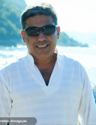 Foto do cantor em clipe da música A Lua Clareia o Mar.