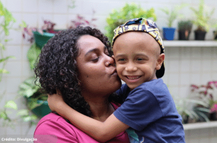 Foto de uma mulher negra com uma criança que pode ser uma das assistidas por um dos projetos apoiados pelo Instituto Ronald McDonald.
