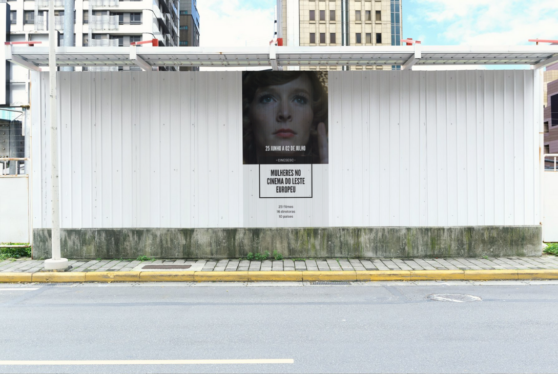 Foto-montagem com banner de divulgação do evento.