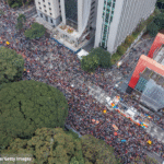 Foto área de uma das edições da Parada LGBT+ em SP.