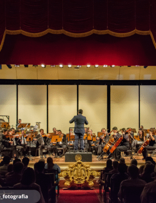 Foto de uma apresentação da Orquestra de Ribeirão Preto.