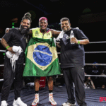 Foto do atleta com a bandeira do Brasil.