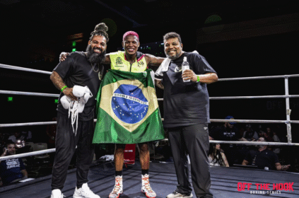 Foto do atleta com a bandeira do Brasil.