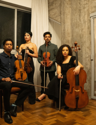 Foto dos integrantes do Quarteto Muriti: Jonathan Cardoso (violino), Marina Dias (violino), Heller Rodrigues (viola) e Nathalia Sudário (violoncelo).