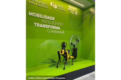 Foto da apresentação do robô Spot durante a inauguração do Parque Tecnológico da Indústria.