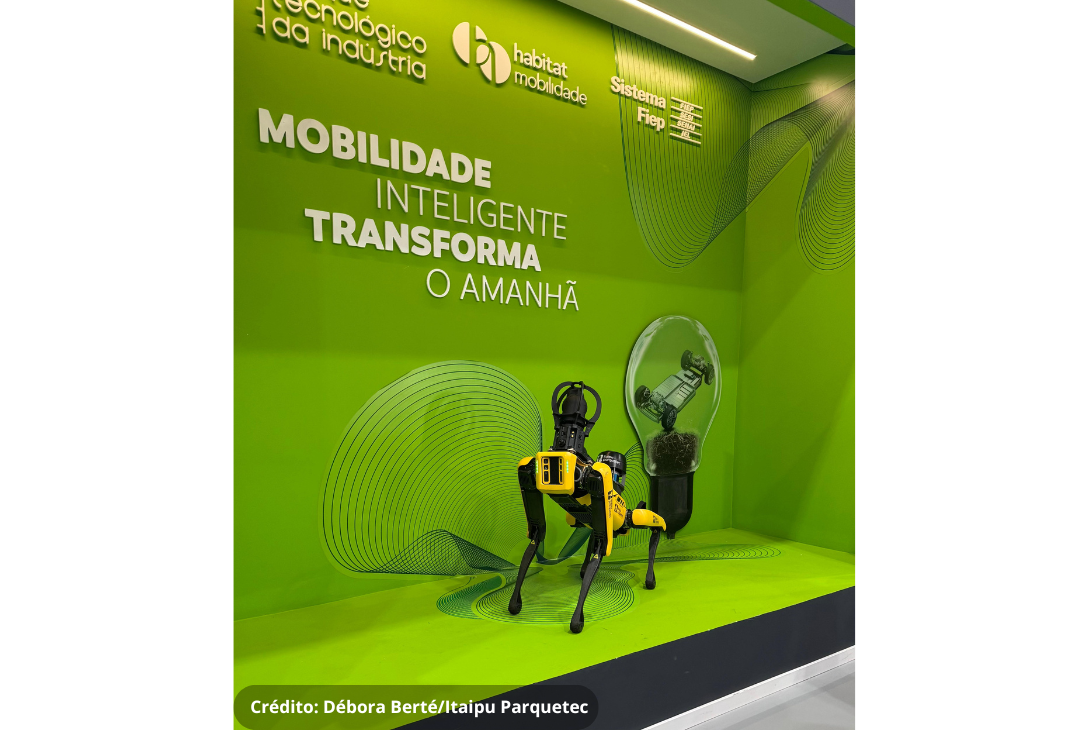 Foto da apresentação do robô Spot durante a inauguração do Parque Tecnológico da Indústria.