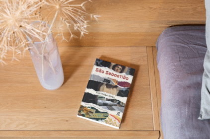 Foto-montagem com a capa do livro São Sebastião