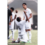 Atleta do Santos comemora triunfo contra o Internacional no Campeonato Brasileiro sub-17.