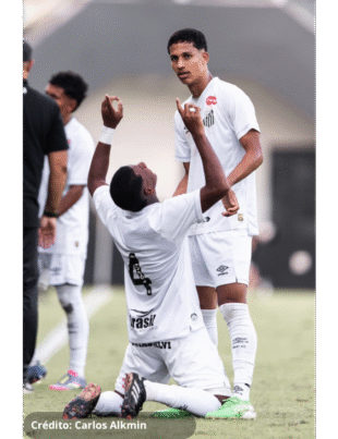 Atleta do Santos comemora triunfo contra o Internacional no Campeonato Brasileiro sub-17.