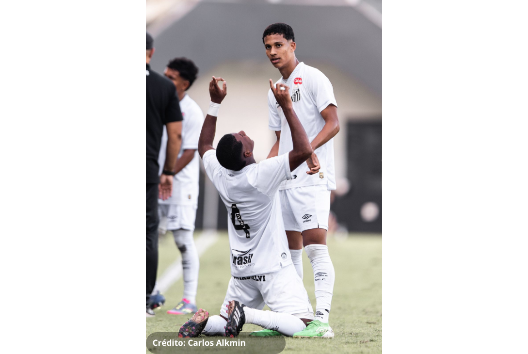 Atleta do Santos comemora triunfo contra o Internacional no Campeonato Brasileiro sub-17.