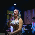Foto de uma das apresentações da cantora Hellen Sousa.