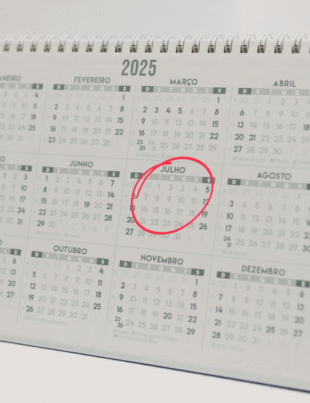 Imagem ilustrativa de um calendário com o mês de julho marcado.