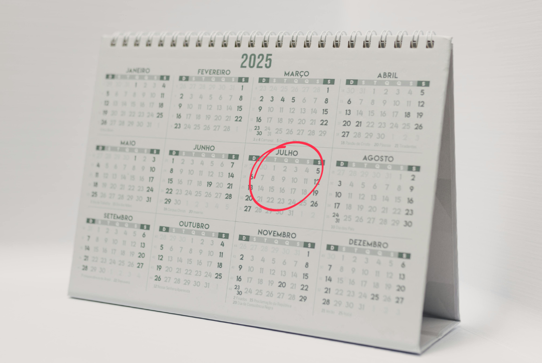 Imagem ilustrativa de um calendário com o mês de julho marcado.