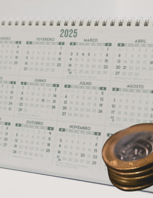 Imagem ilustrativa de um calendário com moedas e uma calculadora do lado.