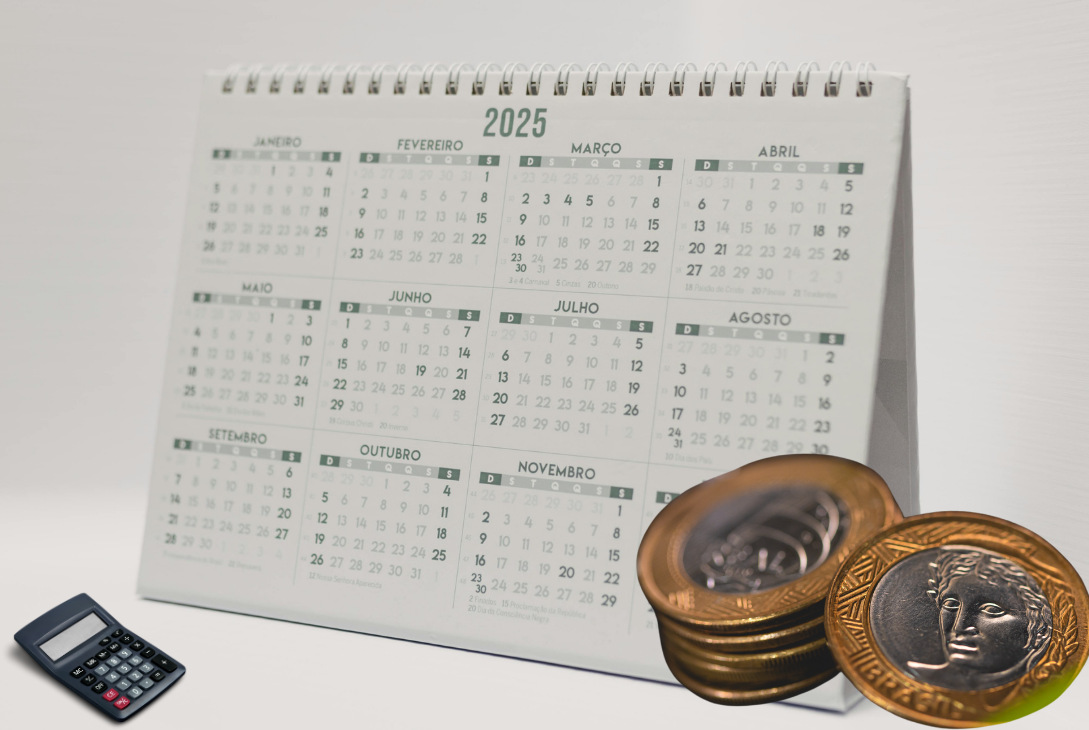 Imagem ilustrativa de um calendário com moedas e uma calculadora do lado.