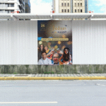 Montagem com banner de divulgação do evento.