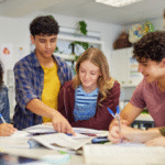 Imagem ilustrativa de um grupo de alunos estudando.