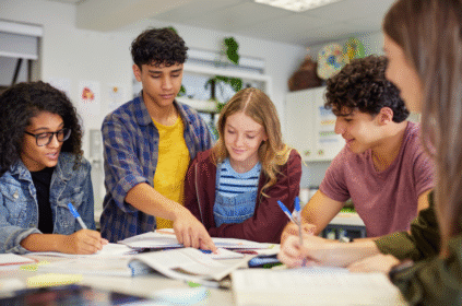 Imagem ilustrativa de um grupo de alunos estudando.