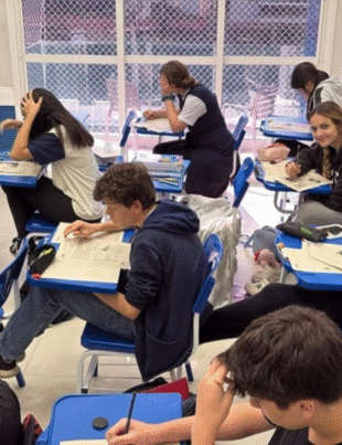 Foto de alunos do PB Colégio e Curso.