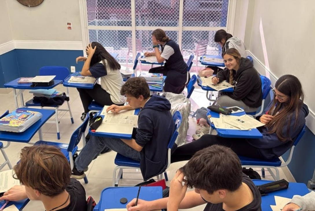 Foto de alunos do PB Colégio e Curso.