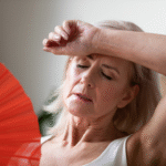 Imagem ilustrativa de uma mulher com calor devido à menopausa.