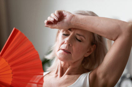 Imagem ilustrativa de uma mulher com calor devido à menopausa.