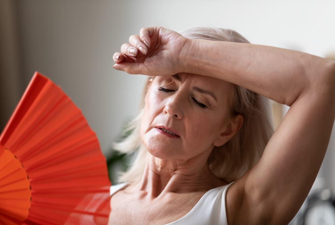 Imagem ilustrativa de uma mulher com calor devido à menopausa.