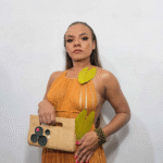 Foto de modelo com produtos da Sapopema.