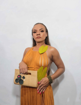 Foto de modelo com produtos da Sapopema.