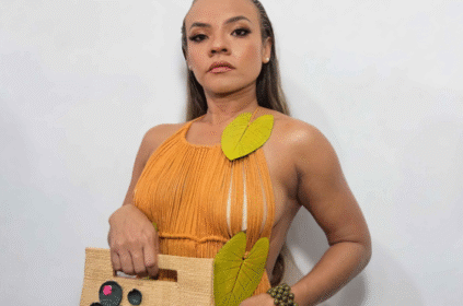 Foto de modelo com produtos da Sapopema.