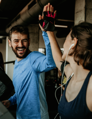 Imagem ilustrativa de um grupo jovem feliz na academia.