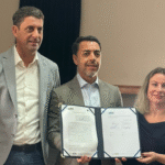 Foto do termo de cooperação do Instituto Mais Itajaí com o presidente da Autoridade Portuária de Santos