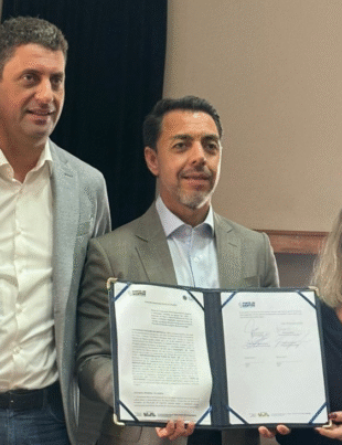 Foto do termo de cooperação do Instituto Mais Itajaí com o presidente da Autoridade Portuária de Santos