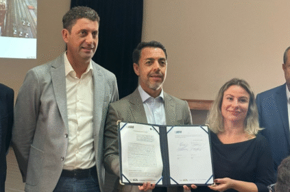 Foto do termo de cooperação do Instituto Mais Itajaí com o presidente da Autoridade Portuária de Santos