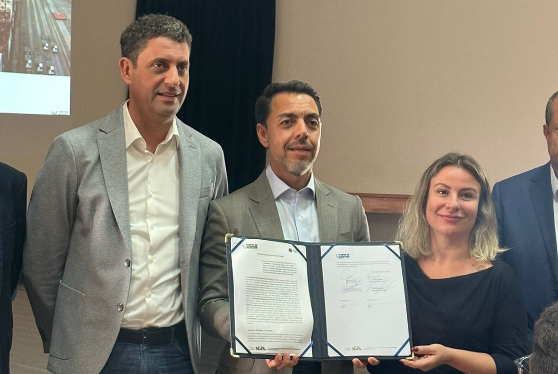 Foto do termo de cooperação do Instituto Mais Itajaí com o presidente da Autoridade Portuária de Santos