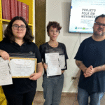 Foto da entrega de certificados e cartas de incentivo no encerramento do projeto Folk em Movimento.