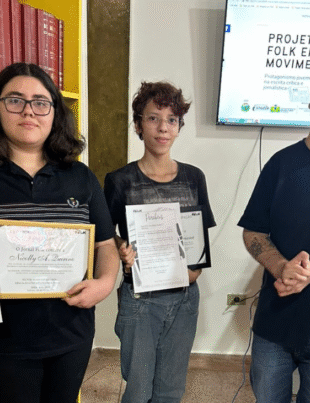 Foto da entrega de certificados e cartas de incentivo no encerramento do projeto Folk em Movimento.