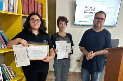 Foto da entrega de certificados e cartas de incentivo no encerramento do projeto Folk em Movimento.