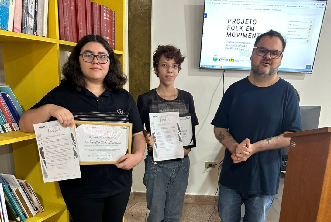 Foto da entrega de certificados e cartas de incentivo no encerramento do projeto Folk em Movimento.