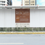 Montagem com banner do evento.