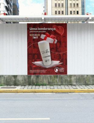 Montagem com banner do evento.