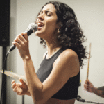 Foto da cantora em apresentação.