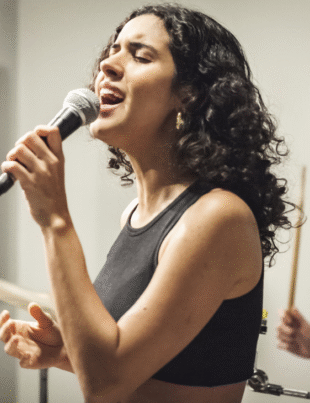 Foto da cantora em apresentação.