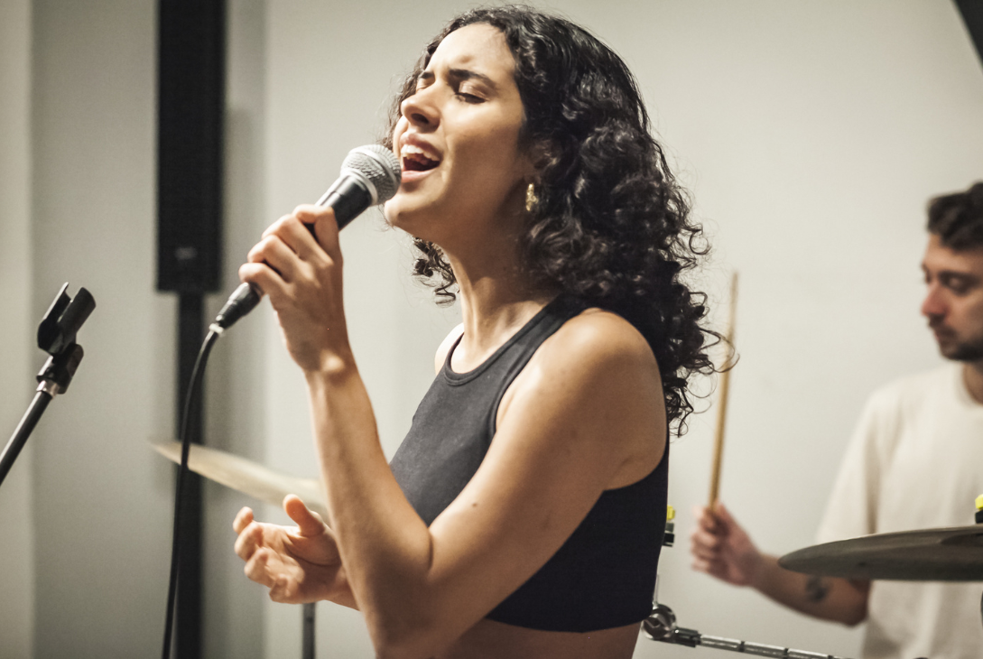Foto da cantora em apresentação.