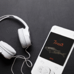 Montagem com capa do single.