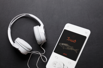 Montagem com capa do single.